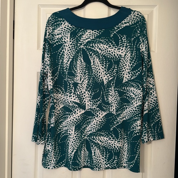 George Beaded V-Neck green and white Tunic NWOT Abstract coloring. - Picture 9 of 10